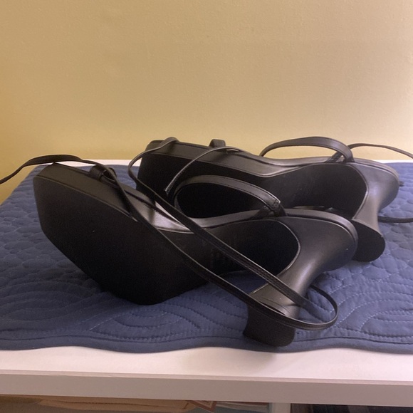 Beautiful ankle wrap heals- never worn!  NWOT - Picture 3 of 6